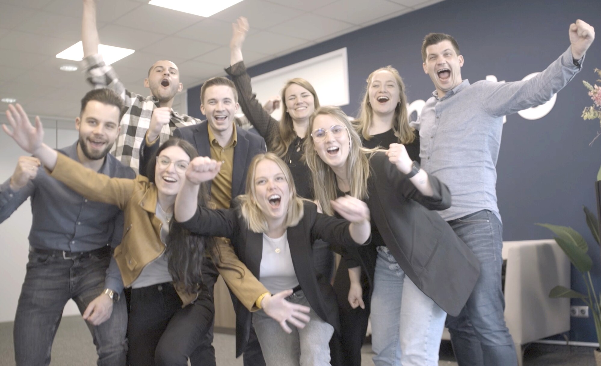 Das Team von Personato Deutschland jubelt unseren erfolgreichen Kandidaten und Kunden zu